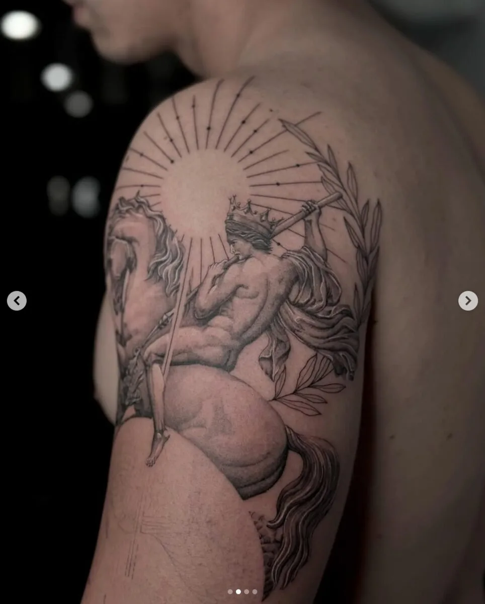 Tatuaje Apolo en brazo · 2025 — línea fina y microrealismo