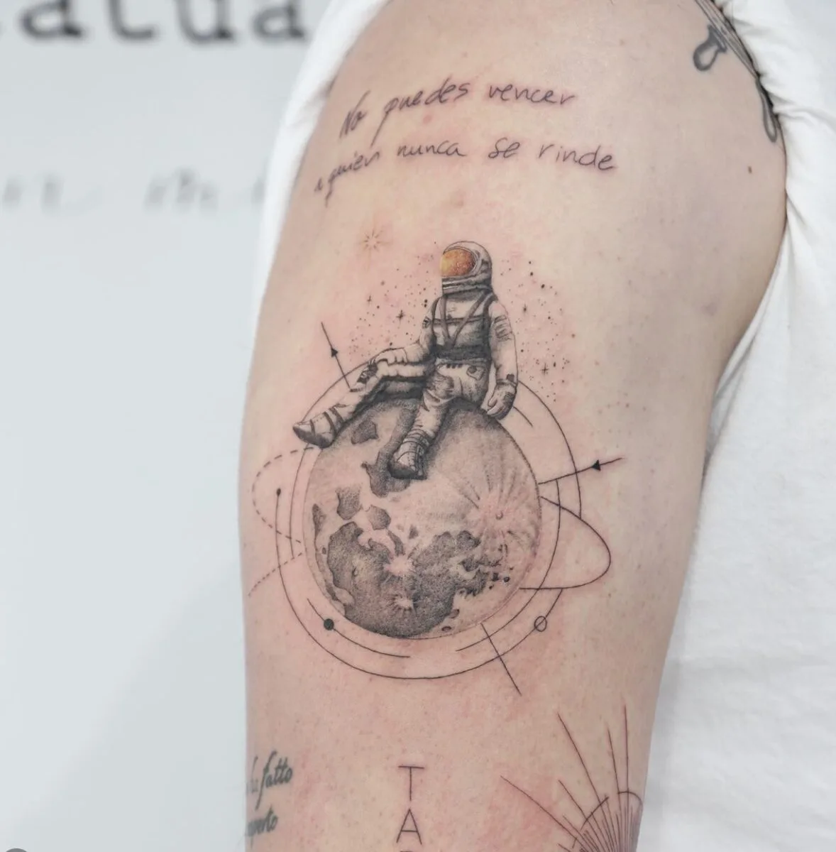 Tatuaje Astronauta en brazo · 2025 — línea fina y microrealismo