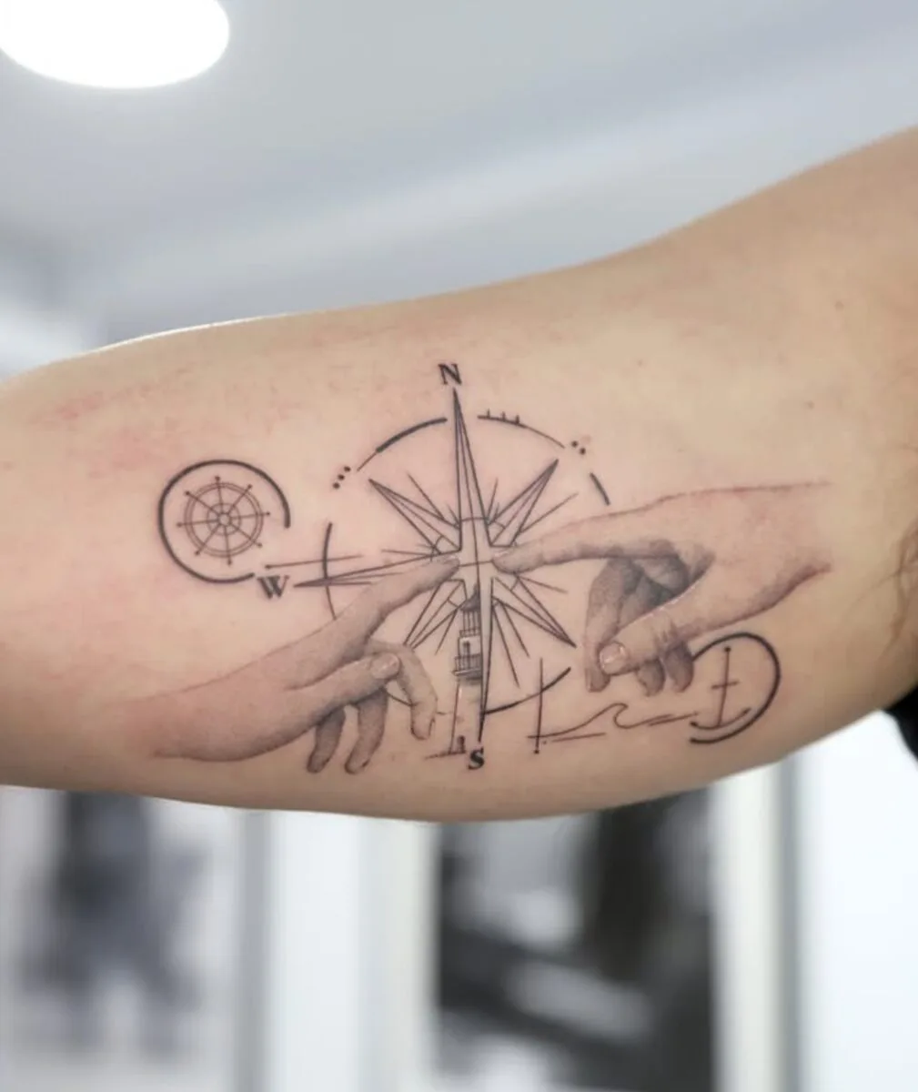 Tatuaje Brújula en bíceps · 2025 — línea fina y microrealismo