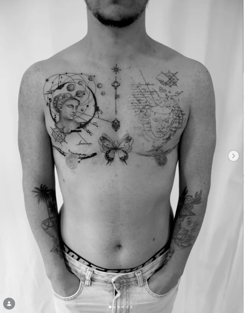 Tatuaje Cosmología en pecho · 2025 — línea fina y microrealismo