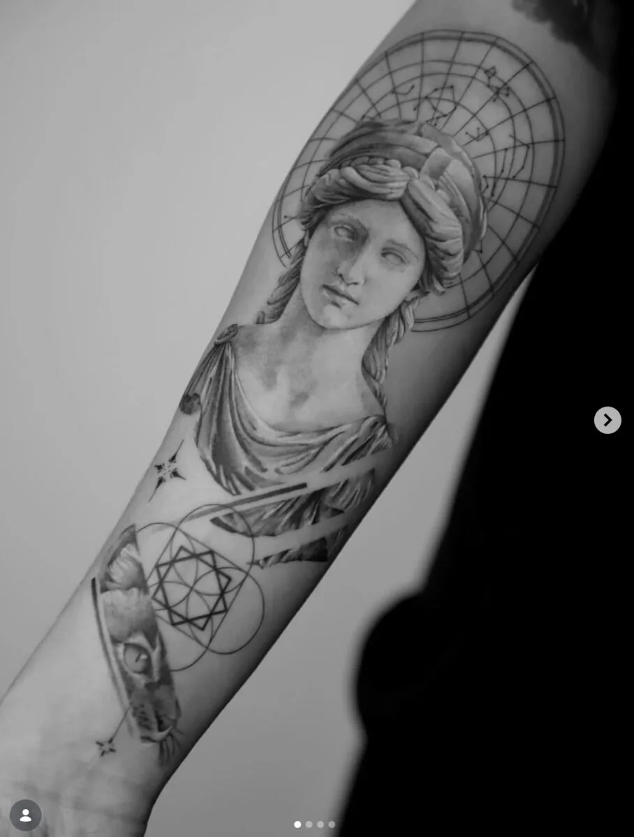 Tatuaje Diosa en antebrazo · 2025 — línea fina y microrealismo