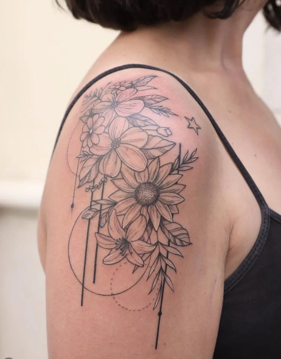 Tatuaje Flora en hombro · 2025 — línea fina y microrealismo