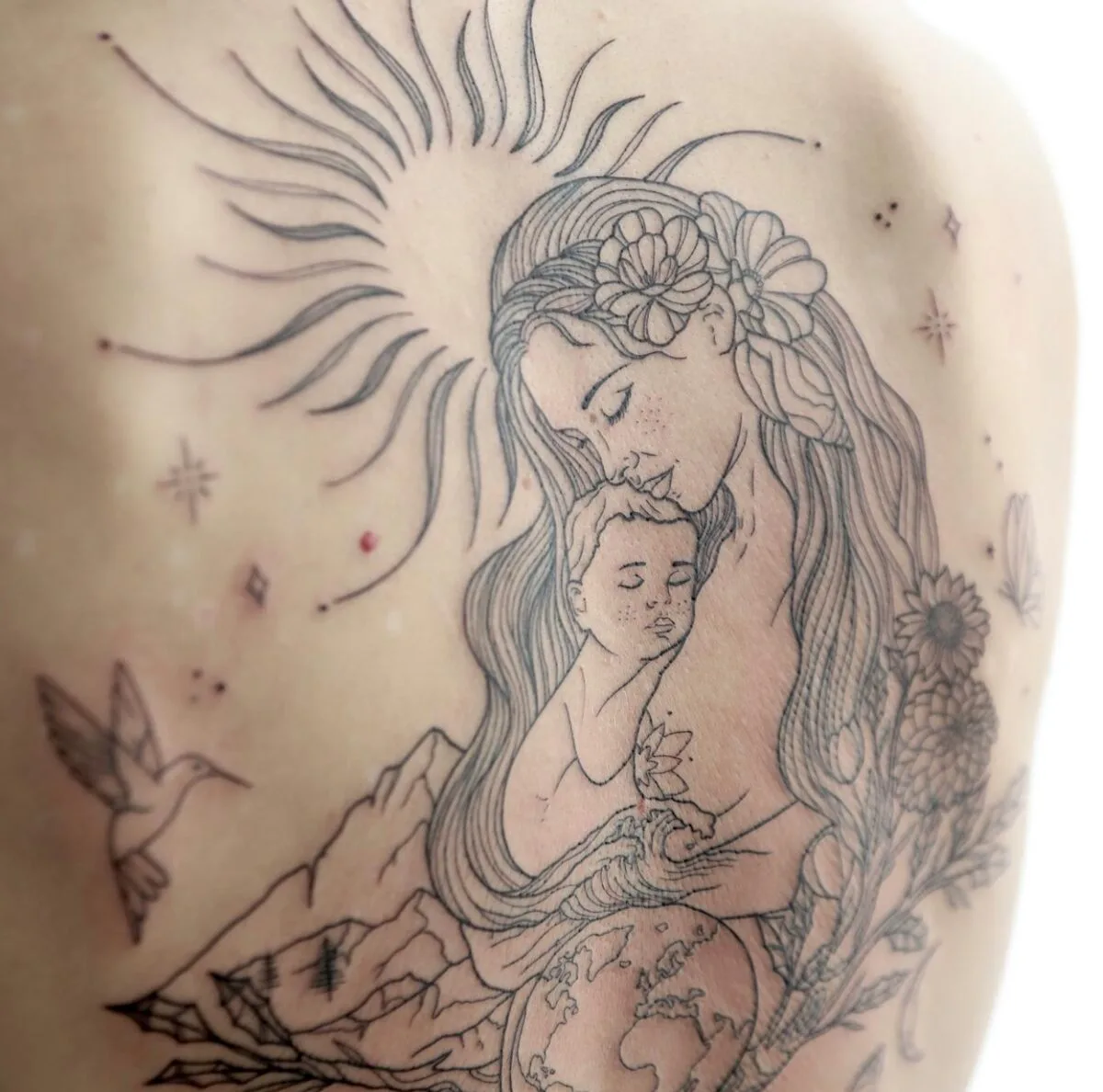 Tatuaje Madonna en espalda · 2025 — línea fina y microrealismo