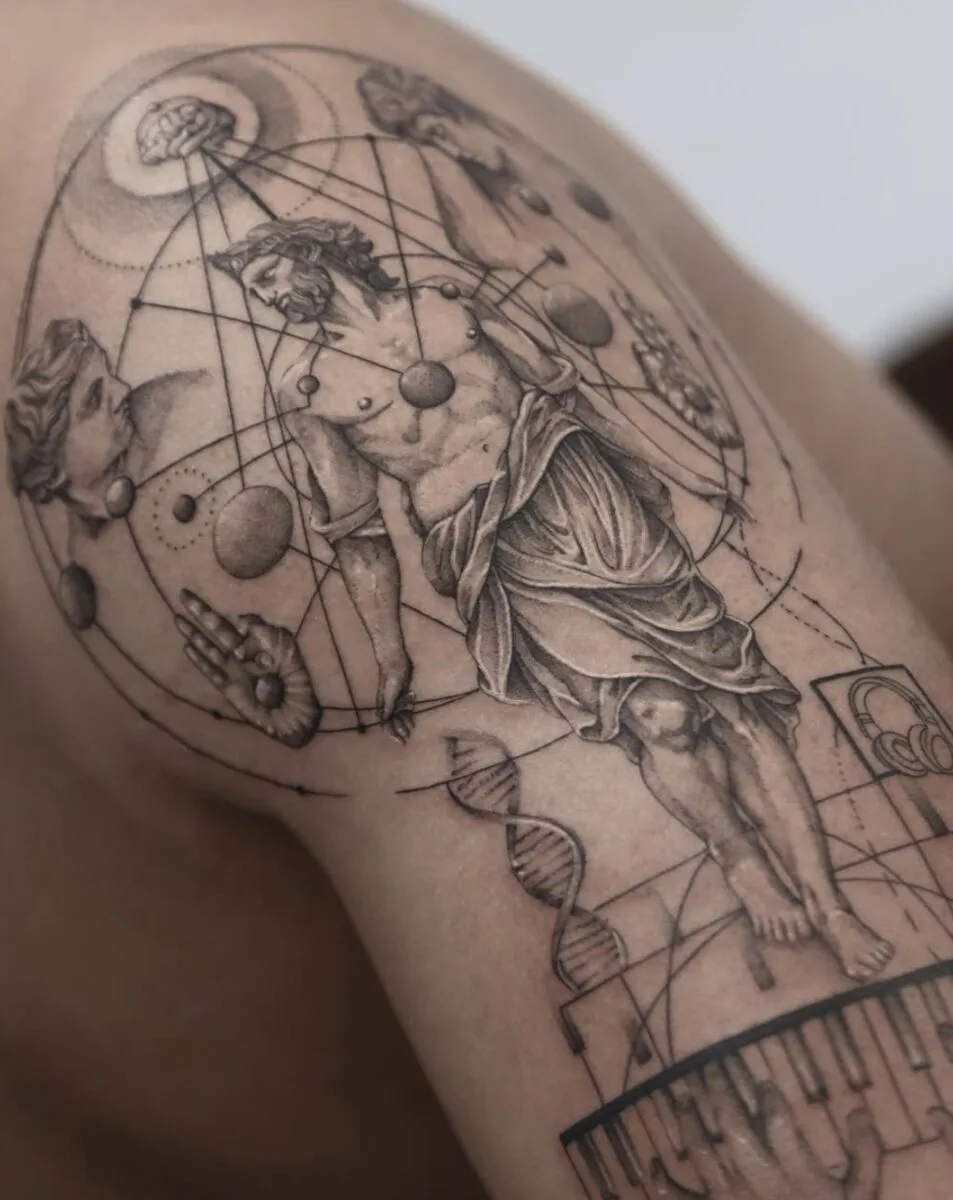 Tatuaje Órbita en hombro · 2025 — línea fina y microrealismo