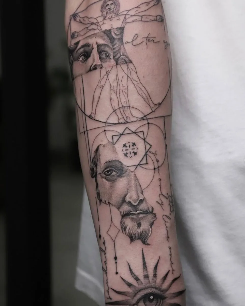 Tatuaje Vitruvio en brazo · 2025 — línea fina y microrealismo